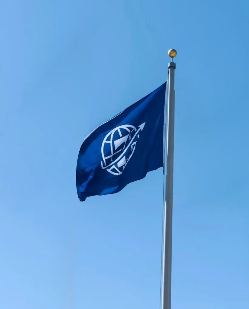Bandeira da Seven Assessoria hasteada contra o céu azul